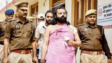 અજાણી વ્યક્તિએ આશુતોષ બ્રહ્મચારી પર ટ્રેનમાં બ્લેડથી હુમલો કર્યા બાદ પ્રયાગરાજમાં તેમને મેડિકલ તપાસ માટે લઈ જવાયા હતા.