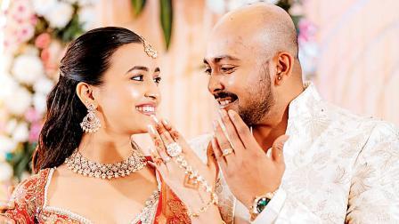 સોશ્યલ મીડિયા પ્લૅટફૉર્મ પર સગાઈના રોમૅન્ટિક ફોટો શૅર કર્યા છે