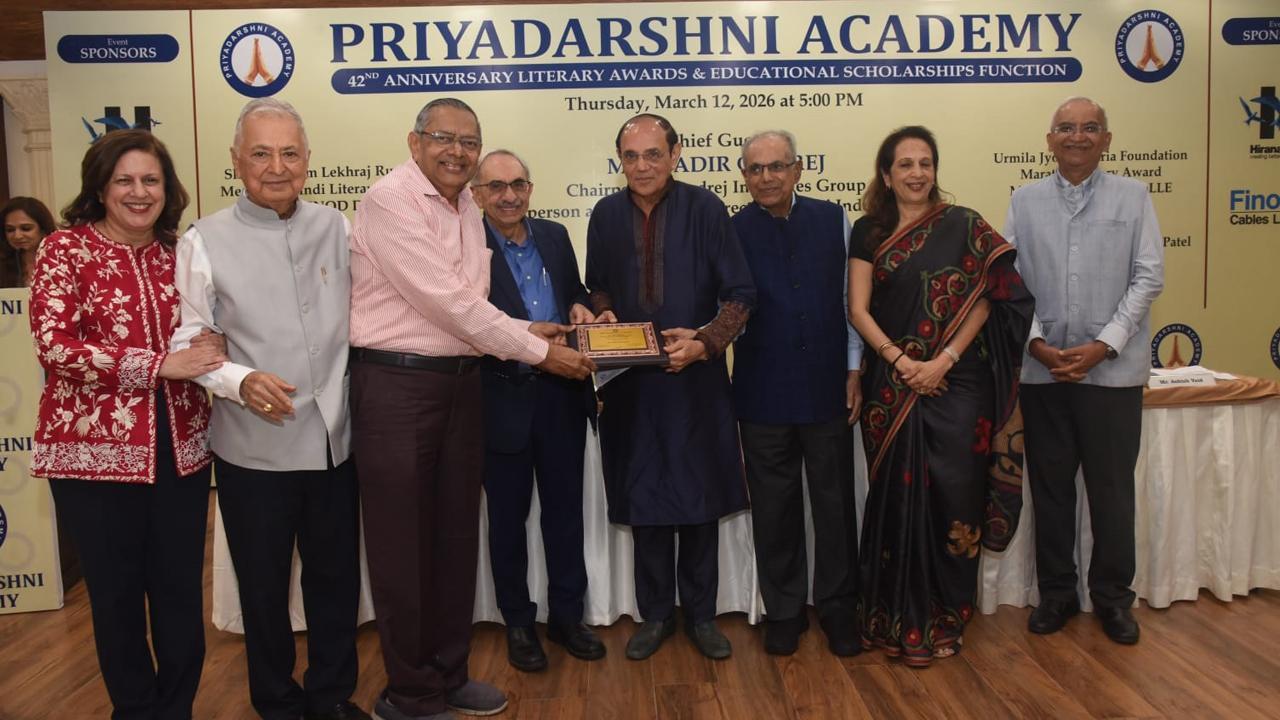 કવિ જવાહર બક્ષીને એવોર્ડ