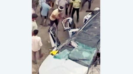 ફૉર્ચ્યુનર કારનો ઍક્સિડન્ટ થયો હતો જેમાં ૩ યુવકો મૃત્યુ પામ્યા હતા. 