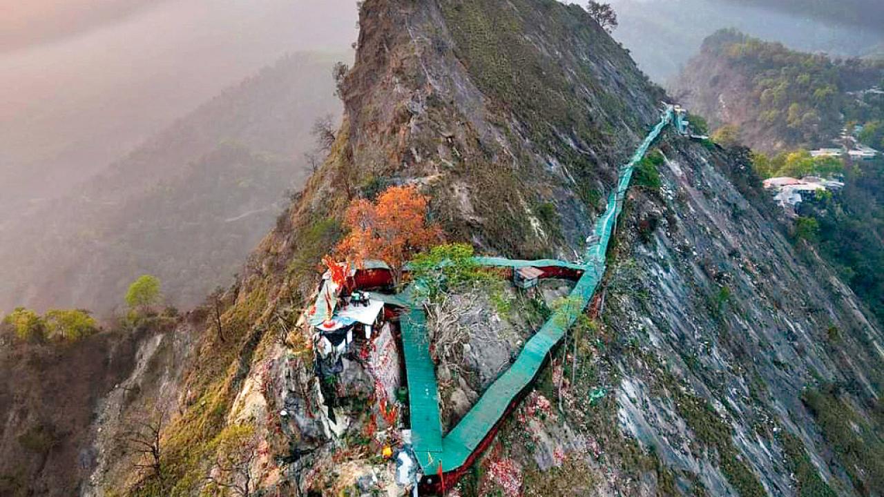 એકાદ કિલોમીટર ચાલીને અને હજારેક સરળ પગથિયાં ચડીને અન્નપૂર્ણા નામની ચોટી પર આવેલું પૂર્ણાગિરિ મંદિર.