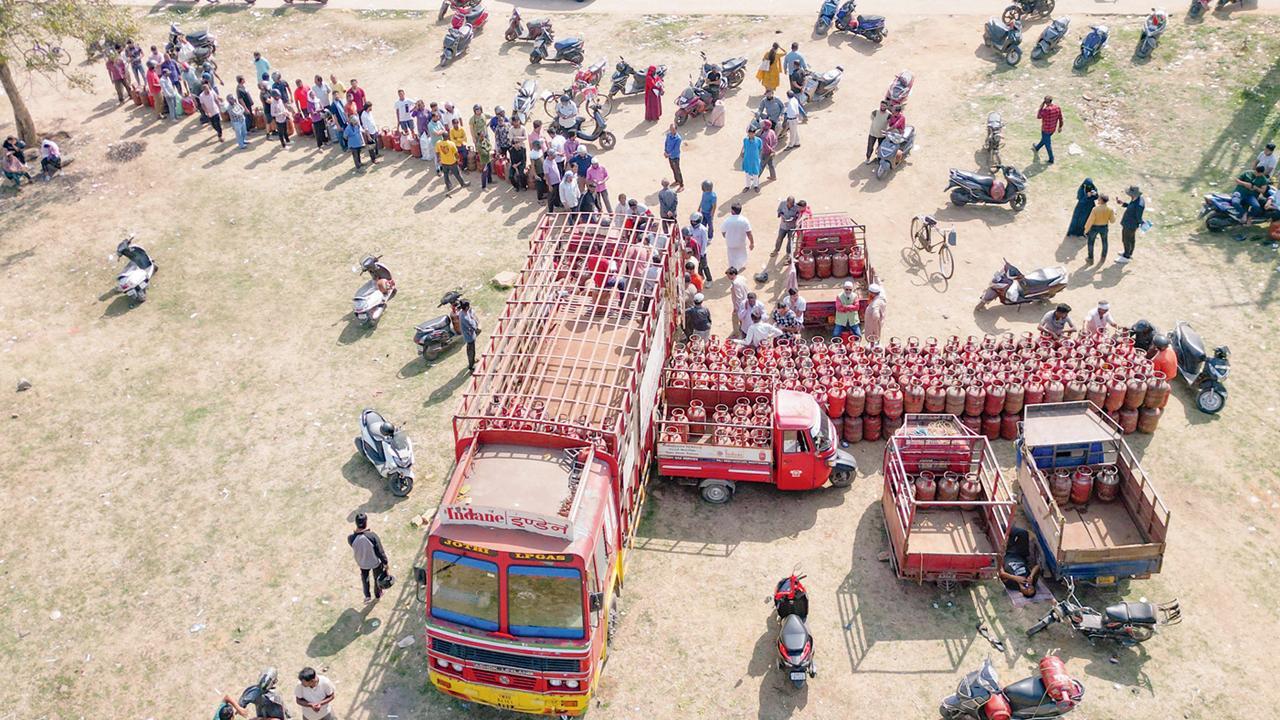 ઝારખંડની રાજધાની રાંચીમાં LPG સિલિન્ડર લેવા માટે ગઈ કાલે લાંબી લાઇનો લાગી હતી
