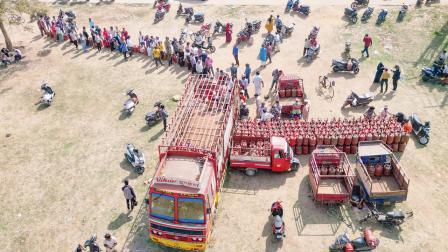 ઝારખંડની રાજધાની રાંચીમાં LPG સિલિન્ડર લેવા માટે ગઈ કાલે લાંબી લાઇનો લાગી હતી