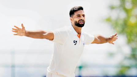 રણજી ટ્રોફીની વર્તમાન સીઝનમાં સાતમી વખત પાંચ વિકેટ લઈને ઉજવણી કરતો જોવા મળ્યો ફાસ્ટ બોલર આકિબ નબી.