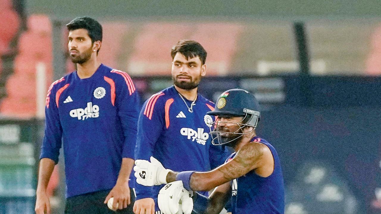 રિન્કુ સિંહ ભારતીય ટીમના અન્ય પ્લેયર્સ સાથે મેદાન પર પ્રેક્ટિસ કરતો જોવા મળ્યો હતો