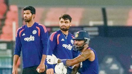 રિન્કુ સિંહ ભારતીય ટીમના અન્ય પ્લેયર્સ સાથે મેદાન પર પ્રેક્ટિસ કરતો જોવા મળ્યો હતો