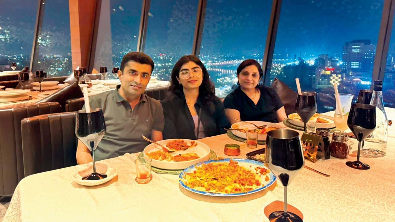 ગઈ કાલે રાતના અમદાવાદ ઍરપોર્ટ  પર હળવાશની પળોમાં  મમ્મી-પપ્પા સાથે રિતિકા ભજિયાવાળા.