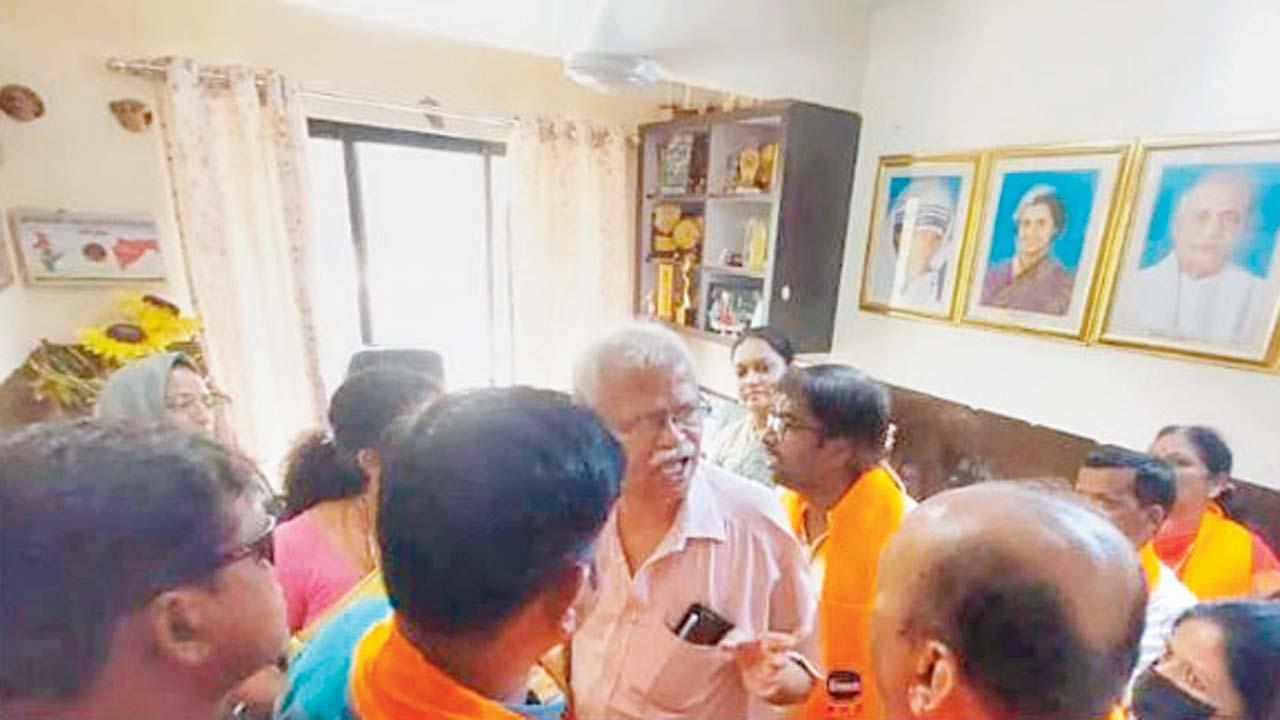 ઘટનાની જાણ પછી સ્કૂલમાં ધસી આવેલા રાજકીય પક્ષના કાર્યકરો.