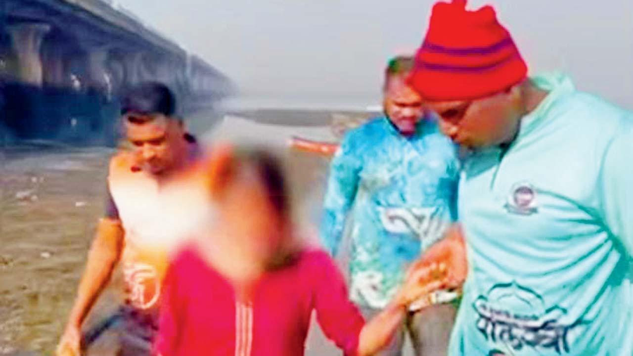 ઘટનાની જાણ થતાં પોલીસની ટીમ તાત્કાલિક ઘટનાસ્થળે પહોંચી હતી