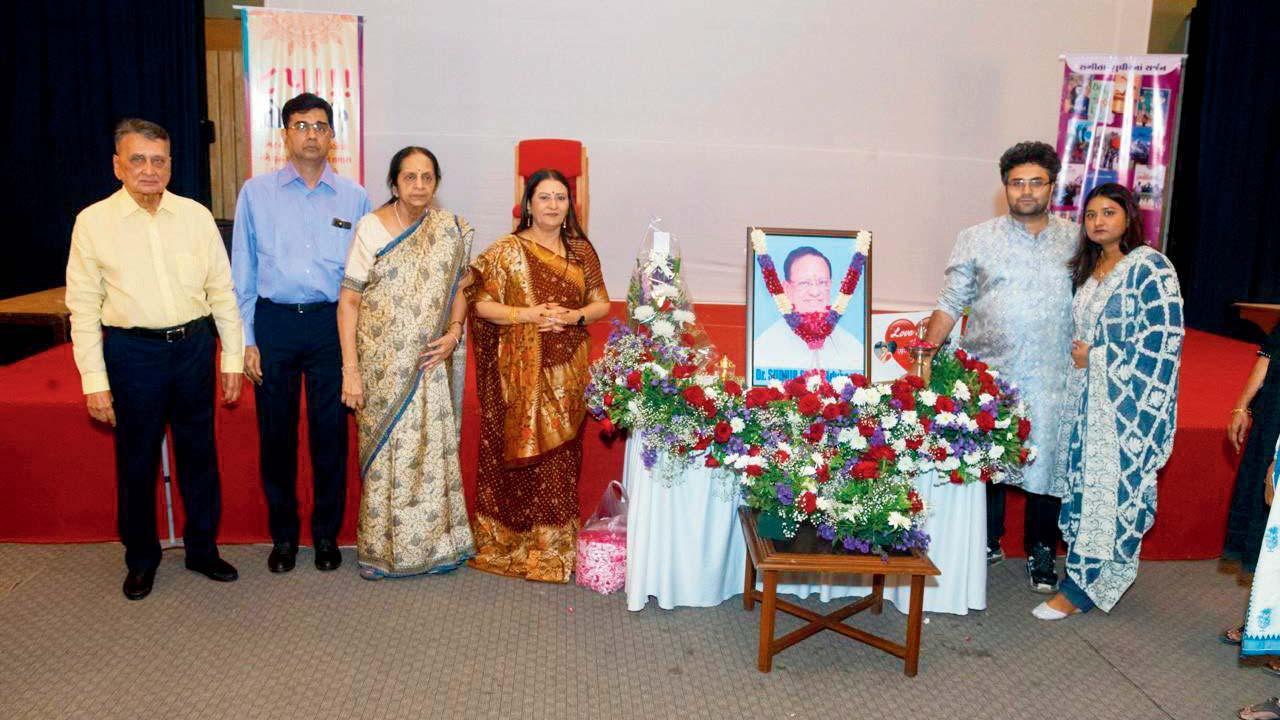 ડૉ. સુધીર શાહના પરિવારજનો.