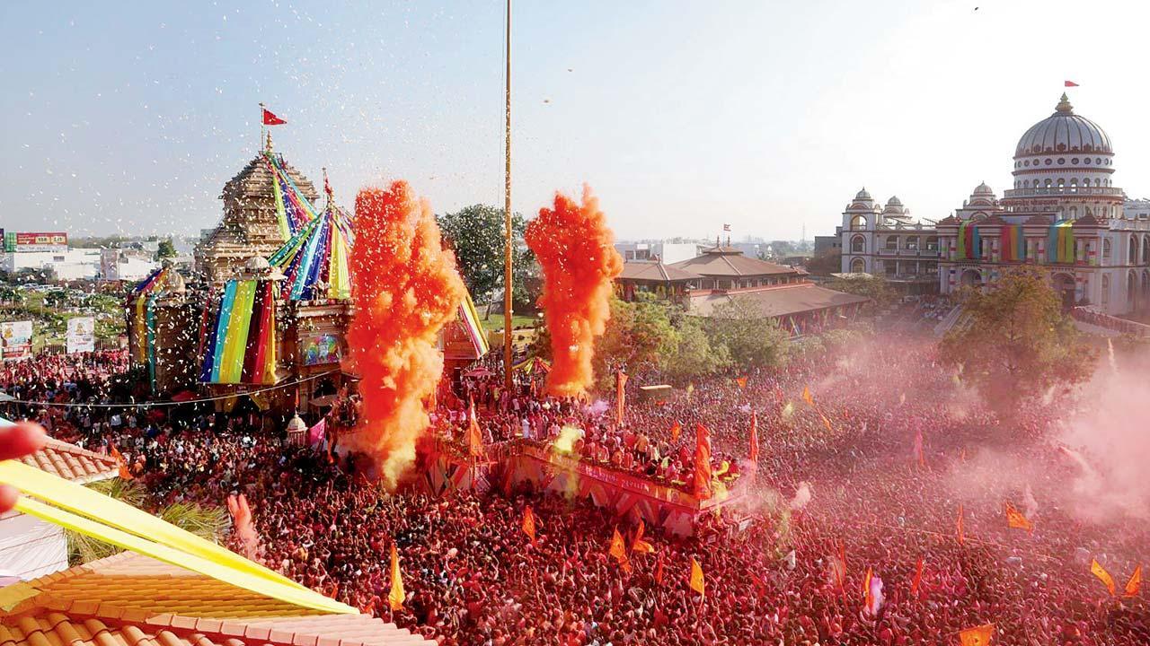 હનુમાનમંદિરમાં રંગોનો બ્લાસ્ટ કરીને તેમ જ ફૂલોની છોળો ઉડાડીને ભક્તજનોને રંગવામાં આવ્યા હતા.