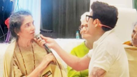 સતીશ શાહની પ્રાર્થનાસભામાં તેમનાં પત્ની મધુ સાથે ગીત ગાતો સોનુ નિગમ