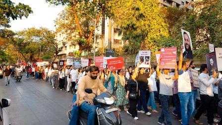 સેંકડો લોકો રસ્તા પર ઊતર્યા હતા