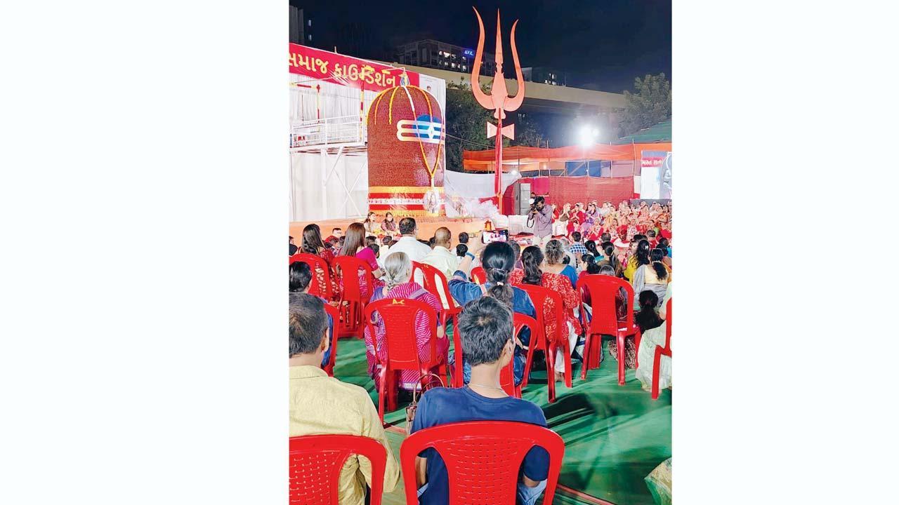 ઘાટકોપરના આચાર્ય અત્રે મેદાનમાં નિર્માણ કરવામાં આવેલું ૧૧ લાખ રુદ્રાક્ષ સાથે ૧૫ ફુટ ઊંચું વિરાટ રુદ્રાક્ષ ‌શિવલિંગ.