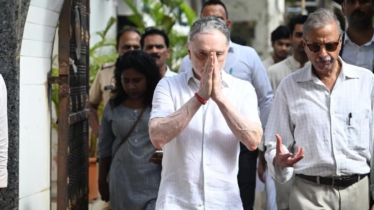 પરિવાર અને નજીકના સહયોગીઓ વિજયપત કે. સિંઘાનિયાના અંતિમ દર્શન માટે સ્મશાનમાં હાજરી આપી. (તસવીરો: અતુલ કાંબળે)