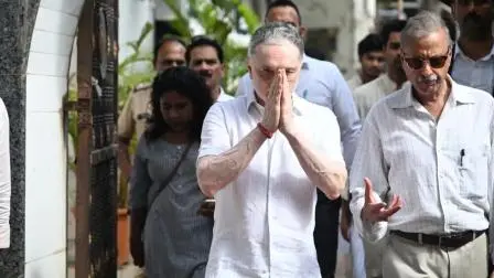 પરિવાર અને નજીકના સહયોગીઓ વિજયપત કે. સિંઘાનિયાના અંતિમ દર્શન માટે સ્મશાનમાં હાજરી આપી. (તસવીરો: અતુલ કાંબળે)