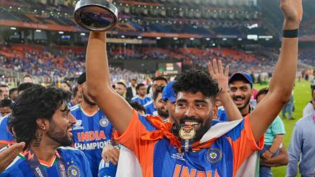 ભારતના મોહમ્મદ સિરાજે ટુર્નામેન્ટની ટ્રૉફી સાથે સેલિબ્રેશન કર્યું હતું (તસવીર: એજન્સી)