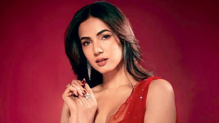 ગીતમાં સોનલ ચૌહાણે રણના બૅકડ્રૉપમાં એક આઇટમ-સૉન્ગ પર પર્ફોર્મ કર્યું છે