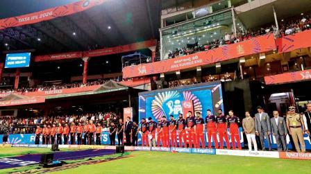 સ્પેશ્યલ પ્રૅક્ટિસ જર્સી, કાળી પટ્ટી, એક મિનિટના મૌન સાથે દિવંગત ફૅન્સને શ્રદ્ધાંજલિ