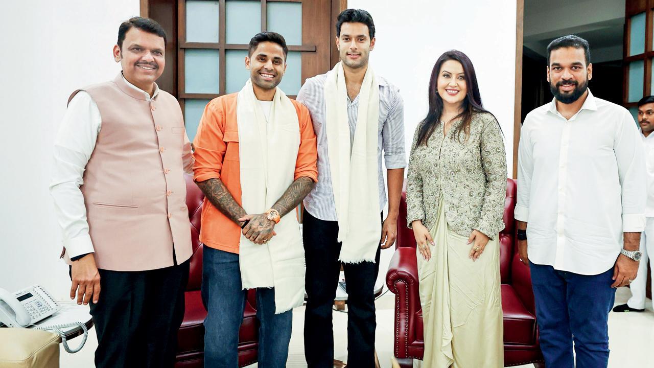 રાજ્યના હીરોઝનું સન્માન: ટીમ ઇન્ડિયાને T20 વર્લ્ડ ચૅમ્પિયન બનાવવામાં મહત્ત્વનું યોગદાન આપનાર મુંબઈના બે હીરો કૅપ્ટન સૂર્યકુમાર યાદવ અને શિવમ દુબેનું મહારાષ્ટ્રના મુખ્ય પ્રધાન દેવેન્દ્ર ફડણવીસે તેમના નિવાસસ્થાને બોલાવીને સન્માન કર્યું હતું. આ પ્રસંગે ફડણવીસનાં પત્ની અમૃતા અને મુંબઈ ક્રિકેટ અસોસિએશનના પ્રેસિડન્ટ અજિંક્ય નાઈક પણ હાજર હતાં.