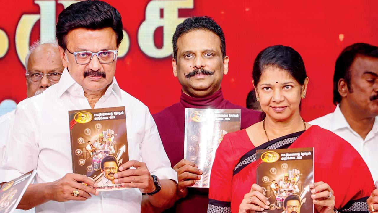 ડાયરેક્ટ પૈસાની લહાણી ઉપરાંત DMKએ હેલ્થ ઇન્શ્યૉરન્સની સીમાને વધારીને ૧૦ લાખ રૂપિયા સુધીની કરવાનું વચન આપ્યું છે. 