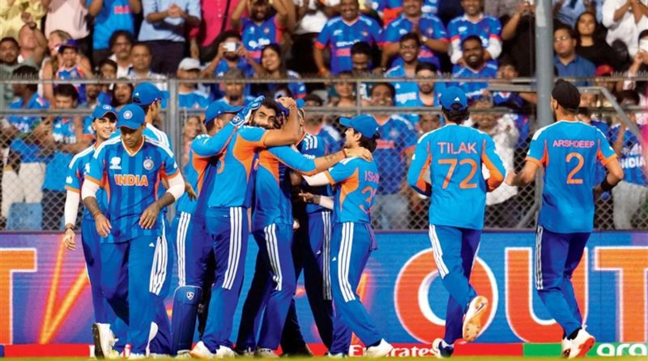 વિકેટની ઉજવણી કરતી ભારતીય ટીમ