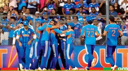વિકેટની ઉજવણી કરતી ભારતીય ટીમ