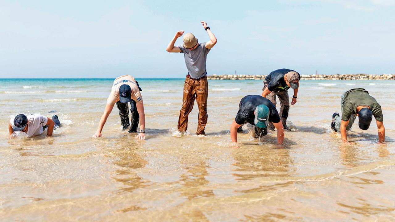 અમે પણ યુદ્ધ માટે સજ્જ થઈ રહ્યા છીએ: ગઈ કાલે ઇઝરાયલના પાટનગર તેલ અવિવના બીચ પર પ્રી-મિલિટરી ટ્રેઇનિંગ લેતા યુવાનો.