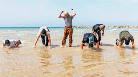 અમે પણ યુદ્ધ માટે સજ્જ થઈ રહ્યા છીએ: ગઈ કાલે ઇઝરાયલના પાટનગર તેલ અવિવના બીચ પર પ્રી-મિલિટરી ટ્રેઇનિંગ લેતા યુવાનો.