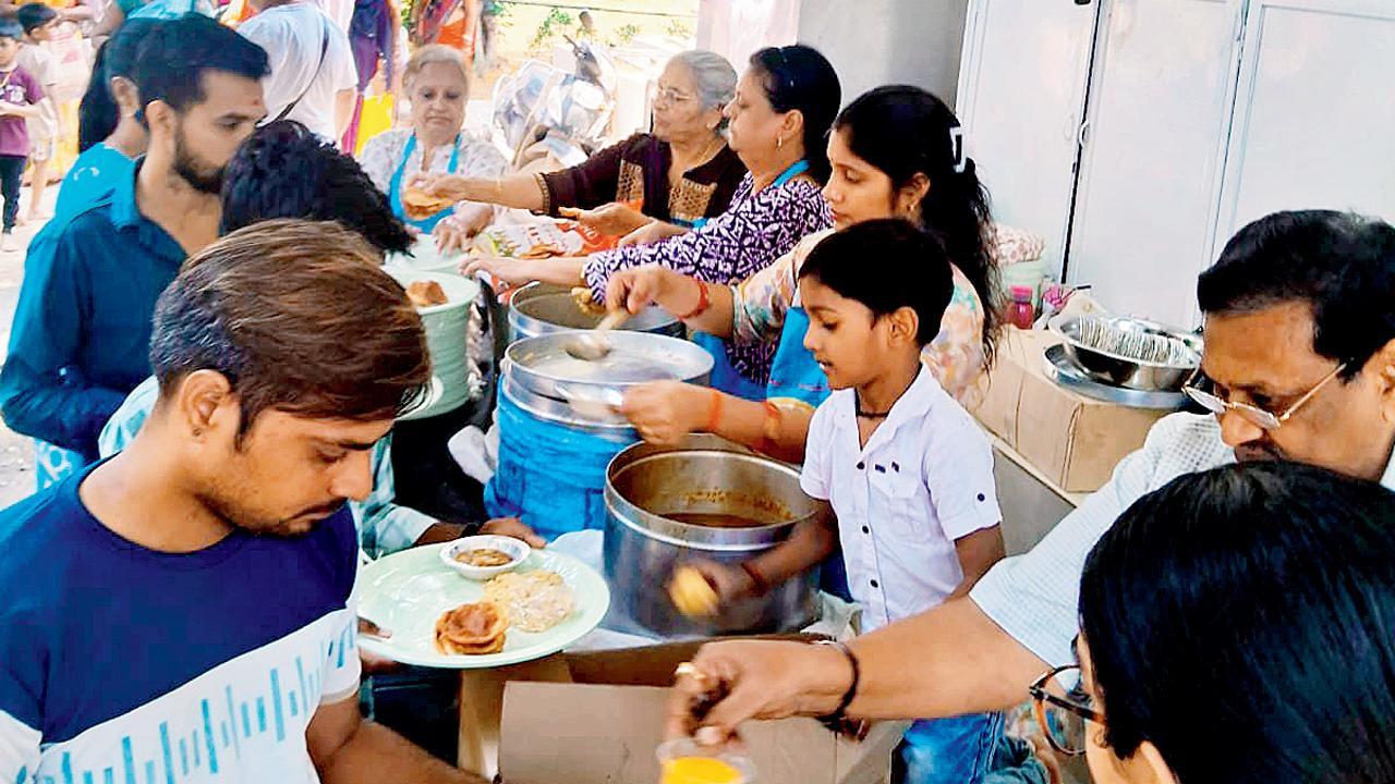 કાંદિવલી-વેસ્ટમાં શતાબ્દી હૉસ્પિટલ પાસે દિવસમાં બે વાર જરૂરિયાતમંદોને ભોજન પૂરું પાડતા રામ રોટી ફાઉન્ડેશનનું કેન્દ્ર હવે ગૅસની અછતનો સામનો કરી રહ્યું છે