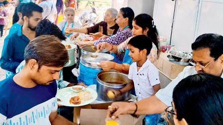 કાંદિવલી-વેસ્ટમાં શતાબ્દી હૉસ્પિટલ પાસે દિવસમાં બે વાર જરૂરિયાતમંદોને ભોજન પૂરું પાડતા રામ રોટી ફાઉન્ડેશનનું કેન્દ્ર હવે ગૅસની અછતનો સામનો કરી રહ્યું છે