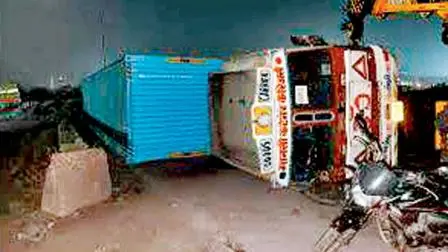 ખારેગાવ ટોલ પ્લાઝા નજીક પલટી ગયેલી કન્ટેનર ટ્રક