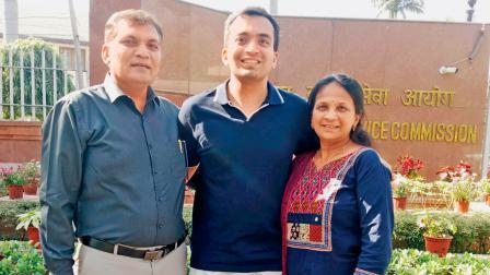 મમ્મી-પપ્પા હર્ષા અમૃતલાલ નિસર સાથે દિશાંત