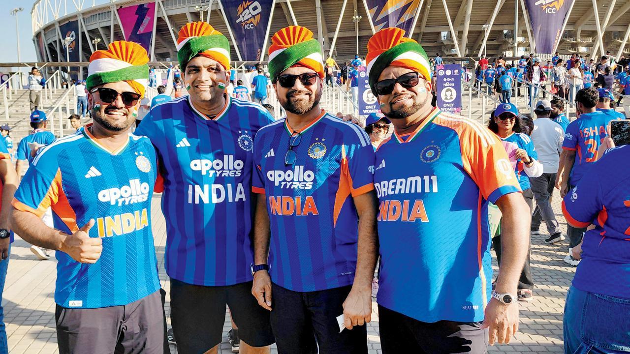 ગઈ કાલે પ્રતીક પટેલ, દીપ પટેલ, હેતલ પટેલ અને હર્ષદ પટેલ અમદાવાદના નરેન્દ્ર મોદી સ્ટેડિયમની બહાર