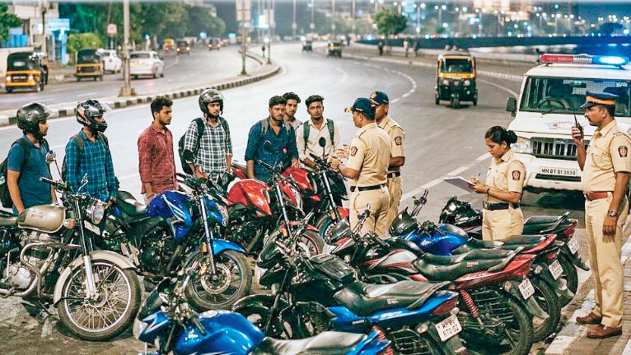 વાકોલા પોલીસે બુધવારે સ્ટન્ટ કરતા બાઇકર્સ પર કાર્યવાહી કરી હતી
