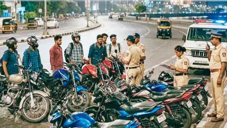 વાકોલા પોલીસે બુધવારે સ્ટન્ટ કરતા બાઇકર્સ પર કાર્યવાહી કરી હતી