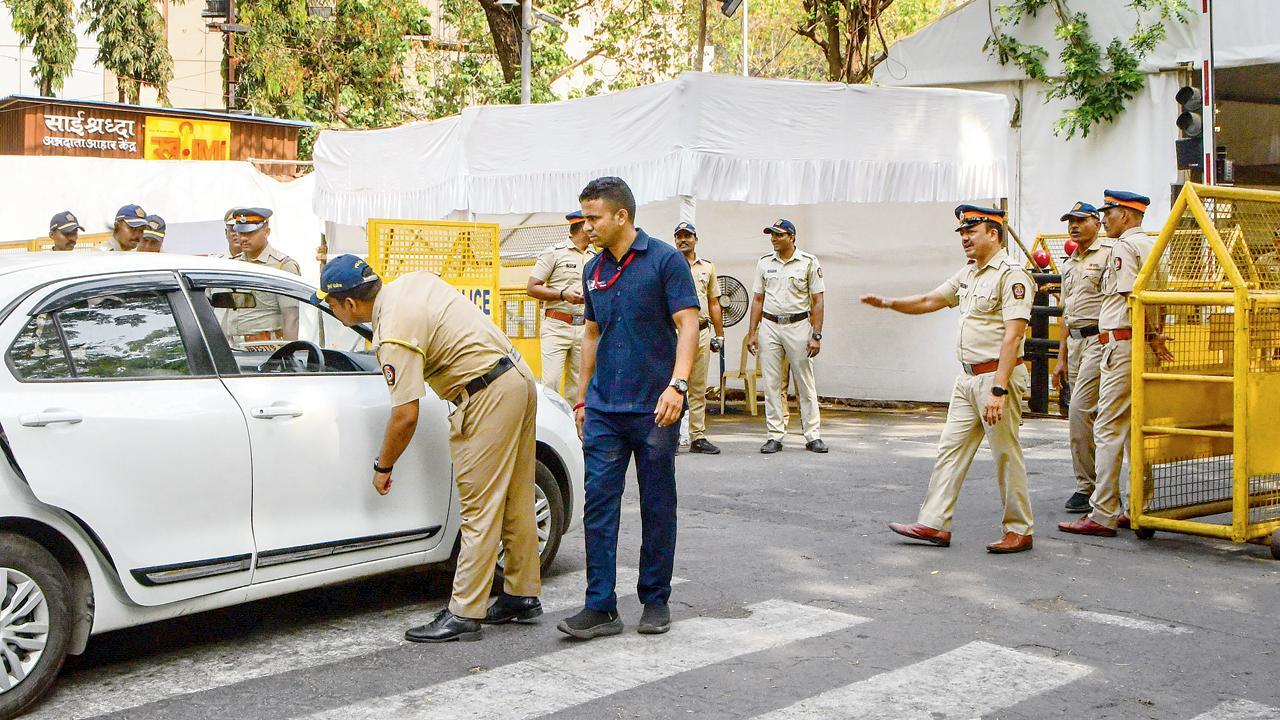 ધમકી મળ્યા બાદ ગઈ કાલે વિધાનભવનમાં પોલીસ-બંદોબસ્ત વધારી દેવામાં આવ્યો હતો