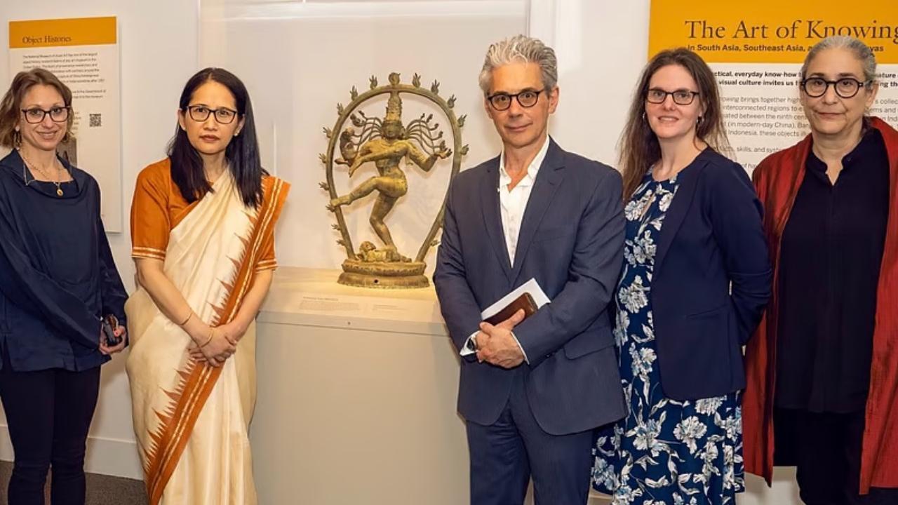 ડેપ્યુટી ચીફ ઓફ મિશન એમ્બ. NMAA ના ડિરેક્ટર ડૉ. નમગ્યા ખાંપા ચેઝ રોબિન્સન અને અન્ય (તસવીર સૌજન્યઃ એક્સ)