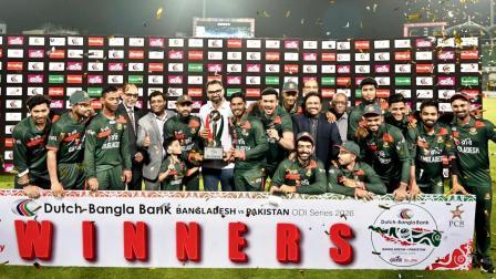 પાકિસ્તાન સામે વન-ડે સિરીઝ જીતીને ટ્રોફી સાથે ઉજવણી કરતા બંગલાદેશી પ્લેયર્સ.