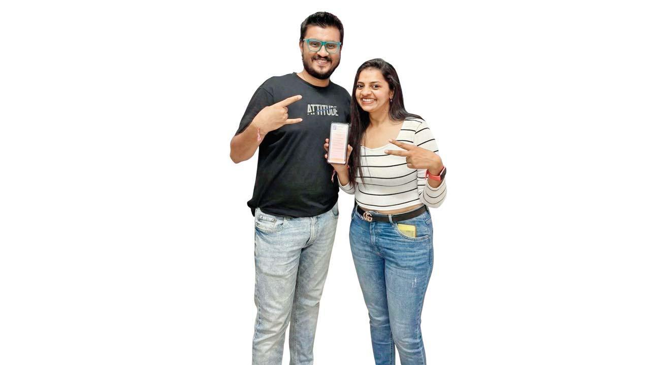 ૧૨ વર્ષના લગ્નજીવનમાં પહેલી વાર સ્ટેડિયમમાં સાથે બેસીને મૅચ જોવા મળશે એની ખુશી હાર્દિક અને સ્નેહા ગાલાના ચહેરા પર દેખાતી હતી. 