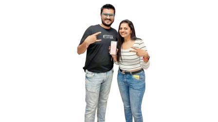 ૧૨ વર્ષના લગ્નજીવનમાં પહેલી વાર સ્ટેડિયમમાં સાથે બેસીને મૅચ જોવા મળશે એની ખુશી હાર્દિક અને સ્નેહા ગાલાના ચહેરા પર દેખાતી હતી. 