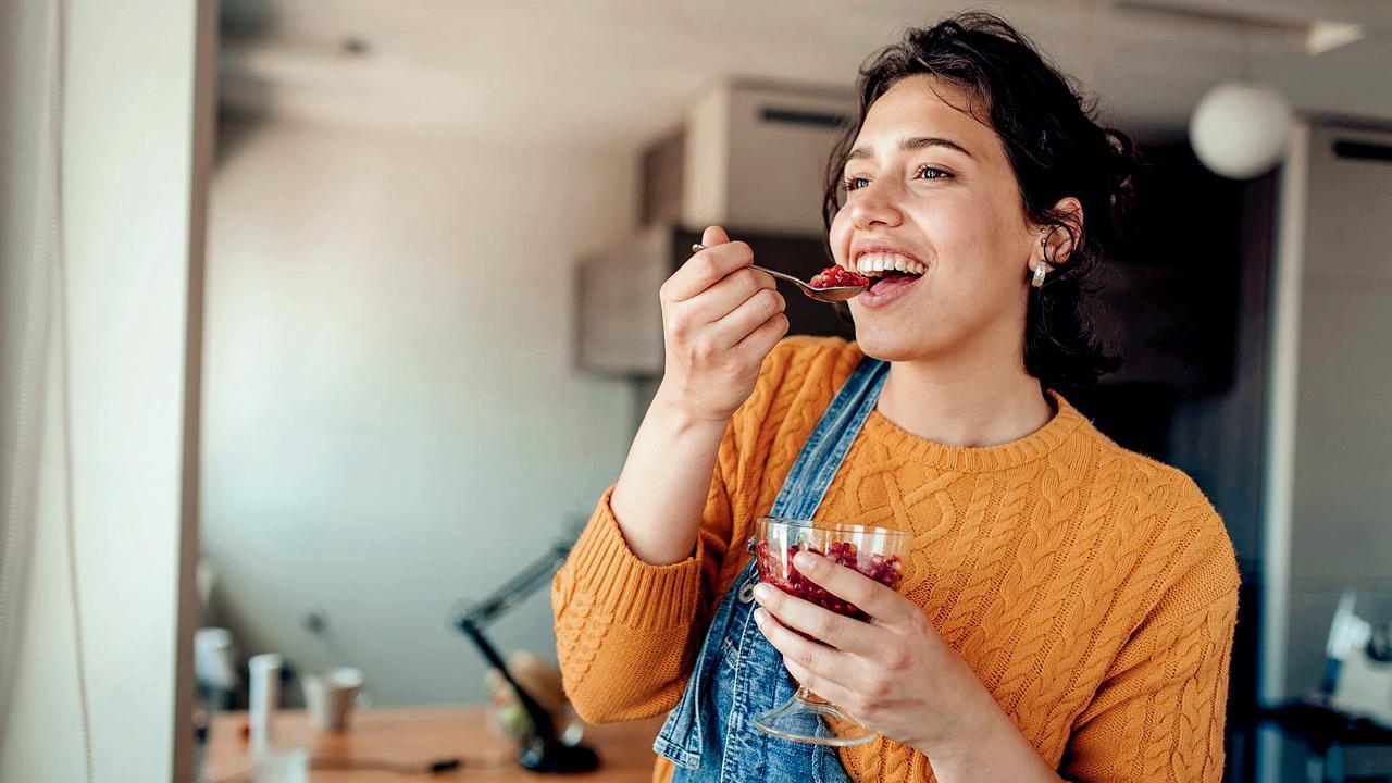 જો તમને અકાળે થાક લાગતો હોય કે પિરિયડ્સની સાઇકલ અનિયમિત થતી હોય તો દાડમનું સેવન આંતરિક સંતુલન જાળવવામાં ખૂબ જ સપોર્ટિવ સાબિત થાય છે.