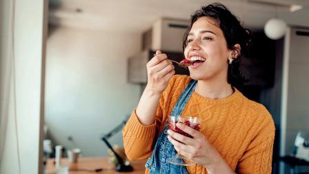 જો તમને અકાળે થાક લાગતો હોય કે પિરિયડ્સની સાઇકલ અનિયમિત થતી હોય તો દાડમનું સેવન આંતરિક સંતુલન જાળવવામાં ખૂબ જ સપોર્ટિવ સાબિત થાય છે.