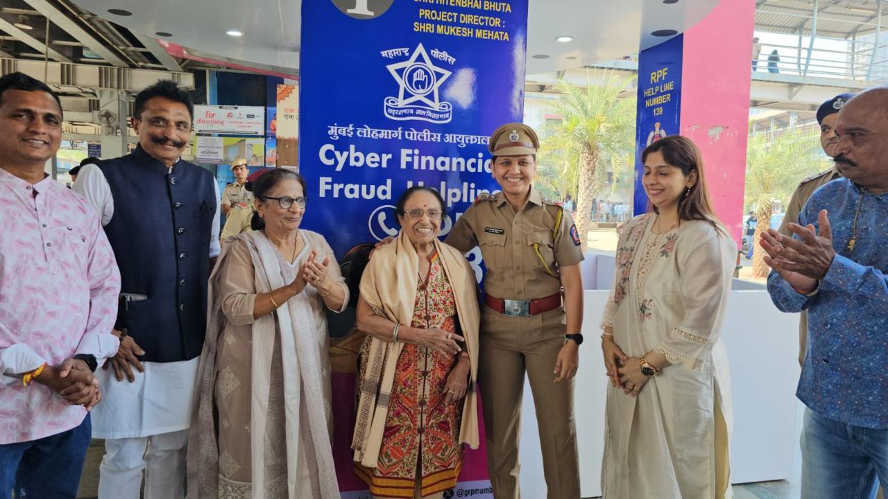 PSI જયશ્રી મુલગીરે રમાબેન હર્ષદભાઈ શાહનું શાલ ઓઢાડી સન્માન કર્યું