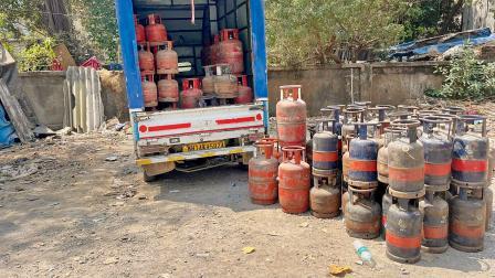 રૅશનિંગ-ઑફિસરોએ વરલીમાં બ્લૅકમાં વેચાઈ રહેલાં ગૅસ-સિલિન્ડરનો જથ્થો પકડી પાડ્યો હતો