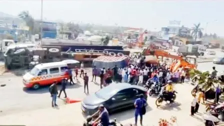 મુંબઈ-અમદાવાદ હાઇવે પર મેજર ઍક્સિડન્ટ થતાં ટ્રાફિક જૅમ થયો હતો. 