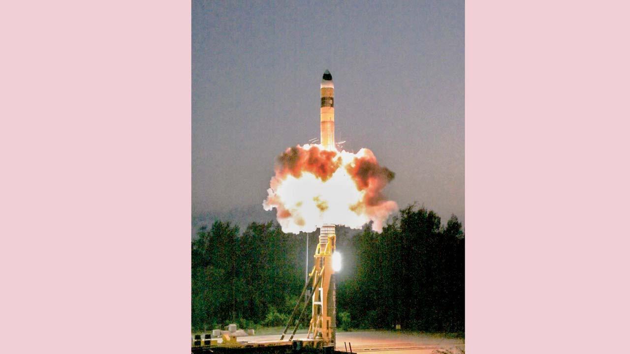 ઇન્ટરકૉન્ટિનેન્ટલ બૅલિસ્ટિક મિસાઇલ (ICBM)નું પ્રથમ સફળ પરીક્ષણ કરવામાં આવ્યું 