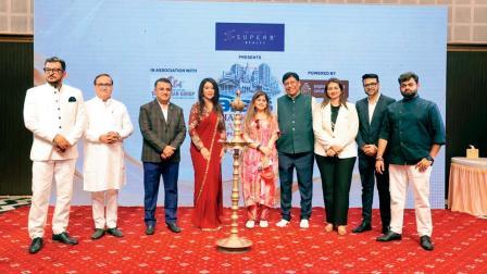 દીપપ્રાગટ્ય કરતાં મહાનુભાવો