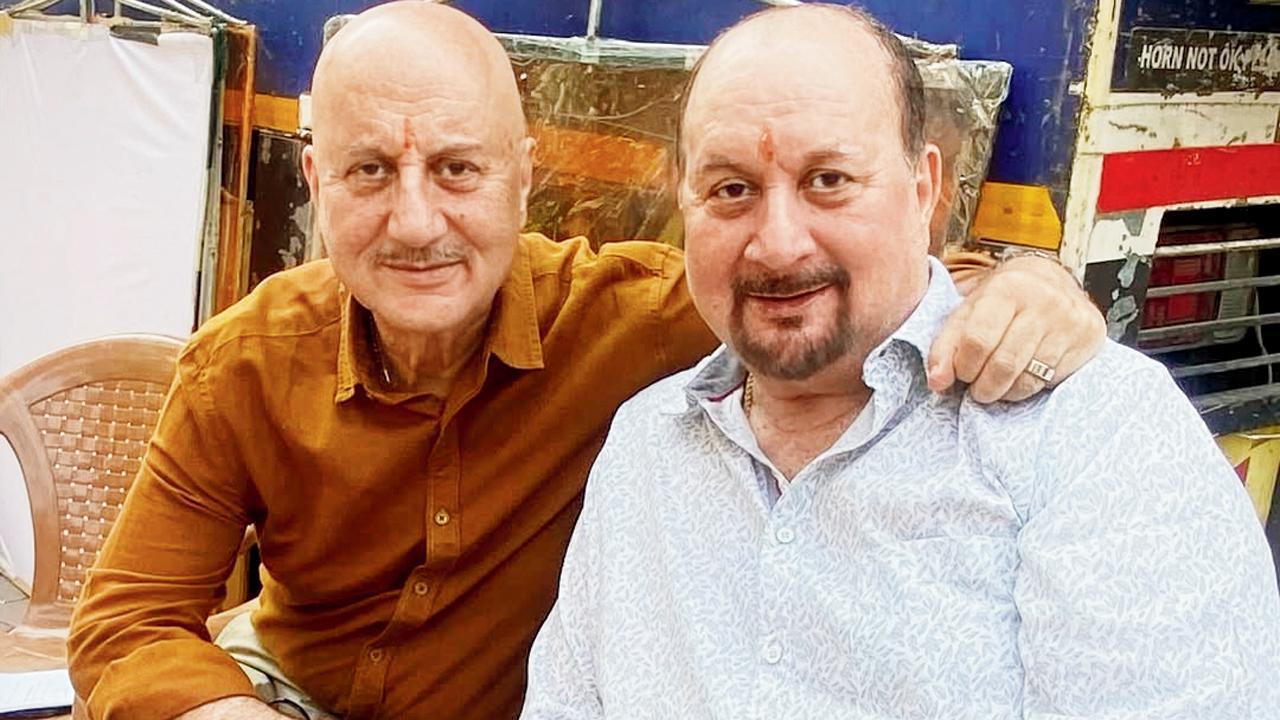 નાના ભાઈ રાજુ ખેર સાથે અનુપમ ખેર