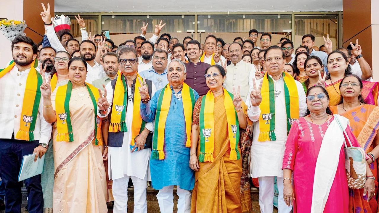 ગઈ કાલે વિધાનપરિષદની ચૂંટણીના BJPના ઉમેદવારો સાથે દેવેન્દ્ર ફડણવીસ